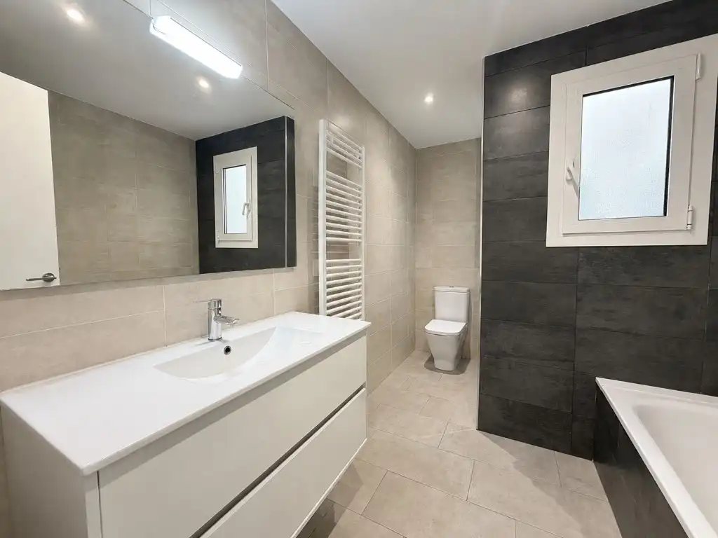 Bathroom of Flat for rent in Girona
