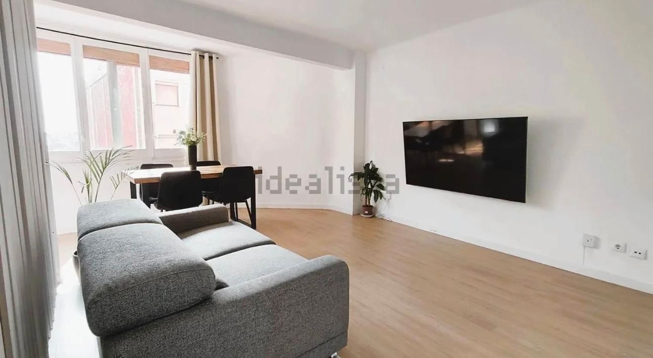 Sala d'estar de Pis en venda en L'Hospitalet de Llobregat amb Parquet i Balcó