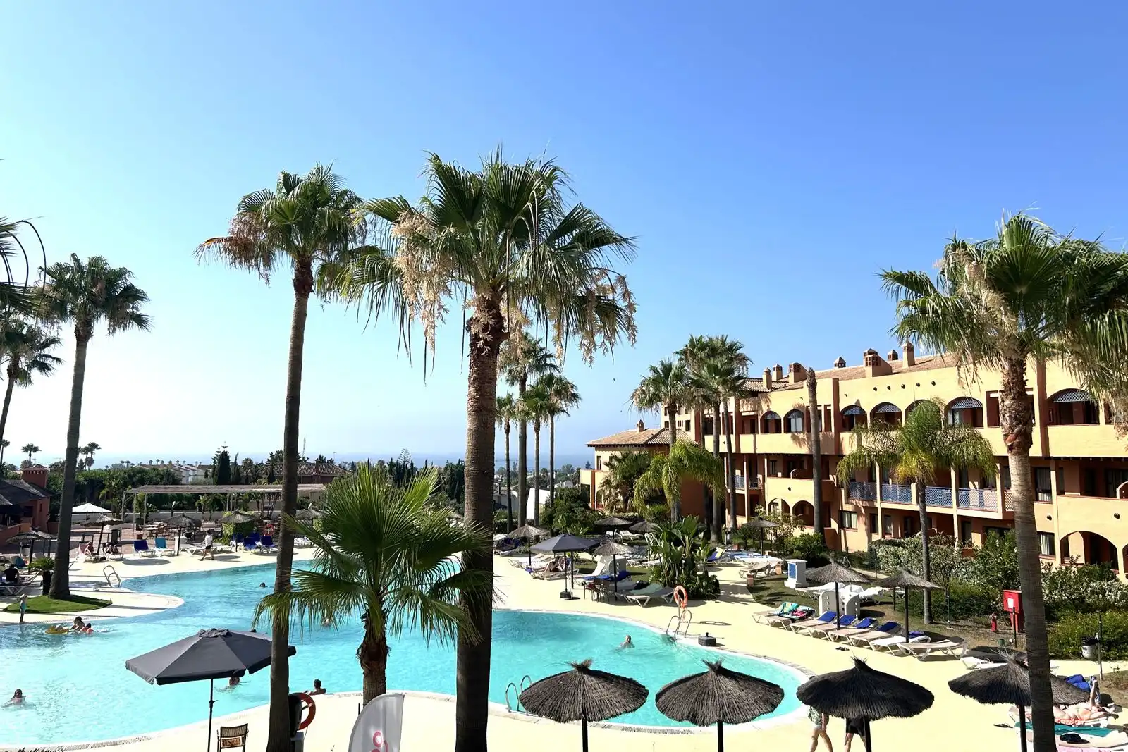 Vista exterior de Pis en venda en Benahavís amb Moblat i Piscina comunitària