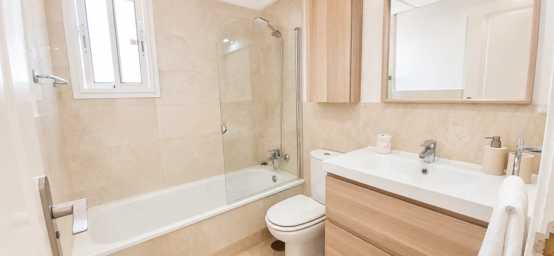 Baño de Apartamento de alquiler en Mijas con Aire acondicionado, Calefacción y Terraza