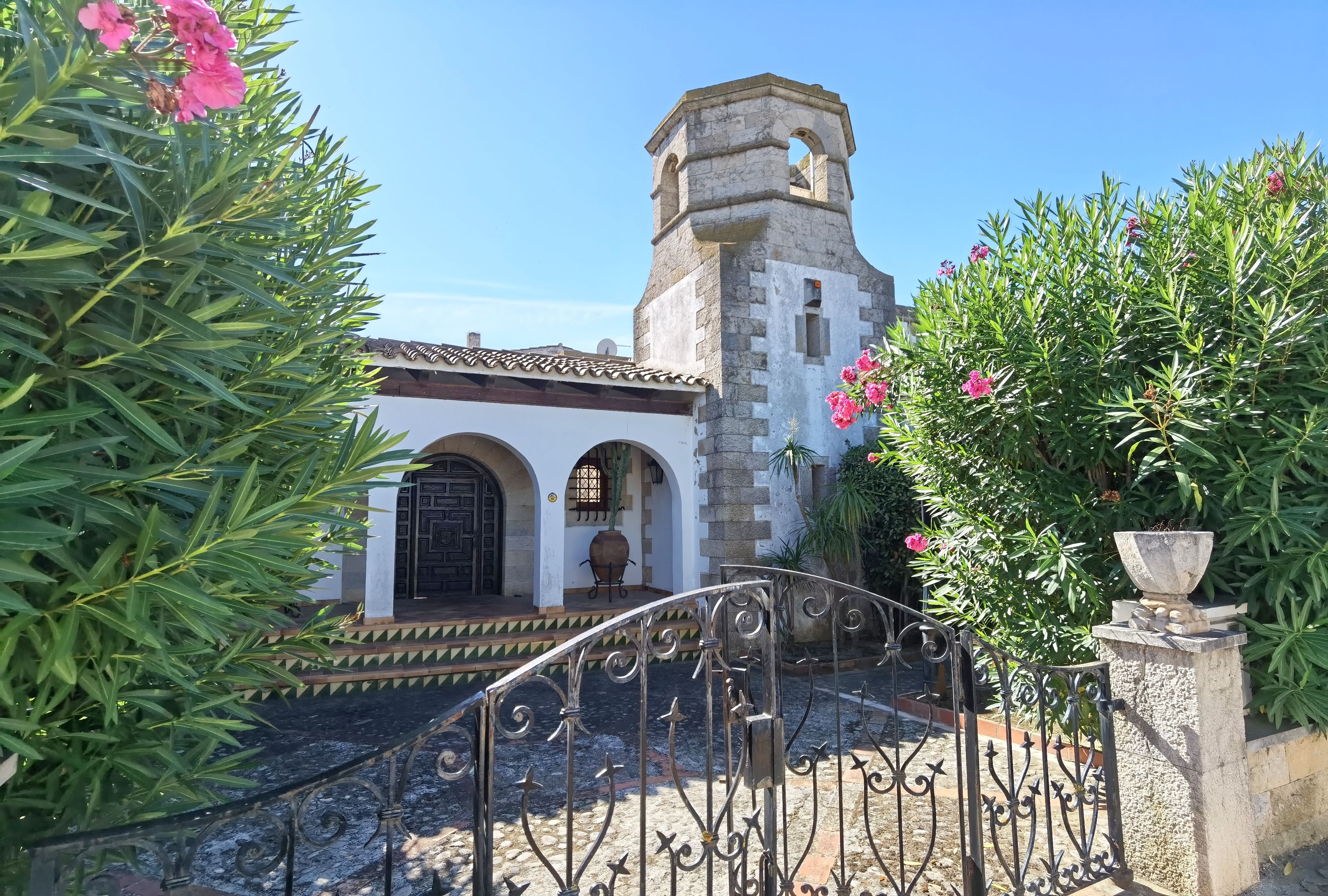 Country house for sale in Empuriabrava  with Air Conditioner, Private garden and Terrace