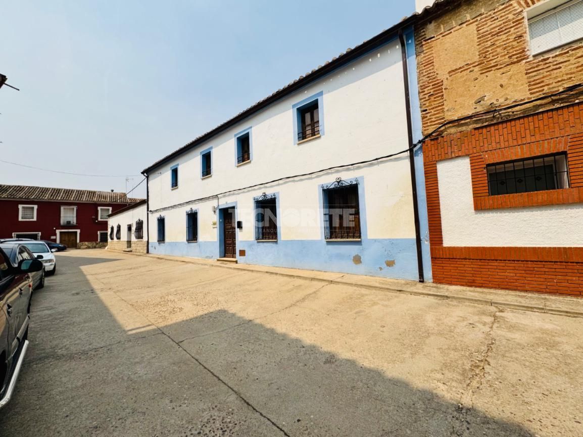 Vista exterior de Casa o xalet en venda en Alcaudete de la Jara amb Jardí privat