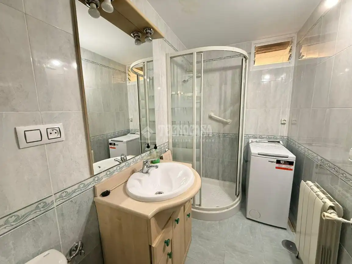 Bathroom of Flat for sale in Madrid