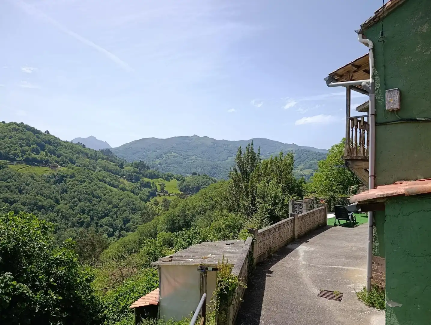 Außenansicht von Country house zum Verkauf in San Martín del Rey Aurelio mit Balkon