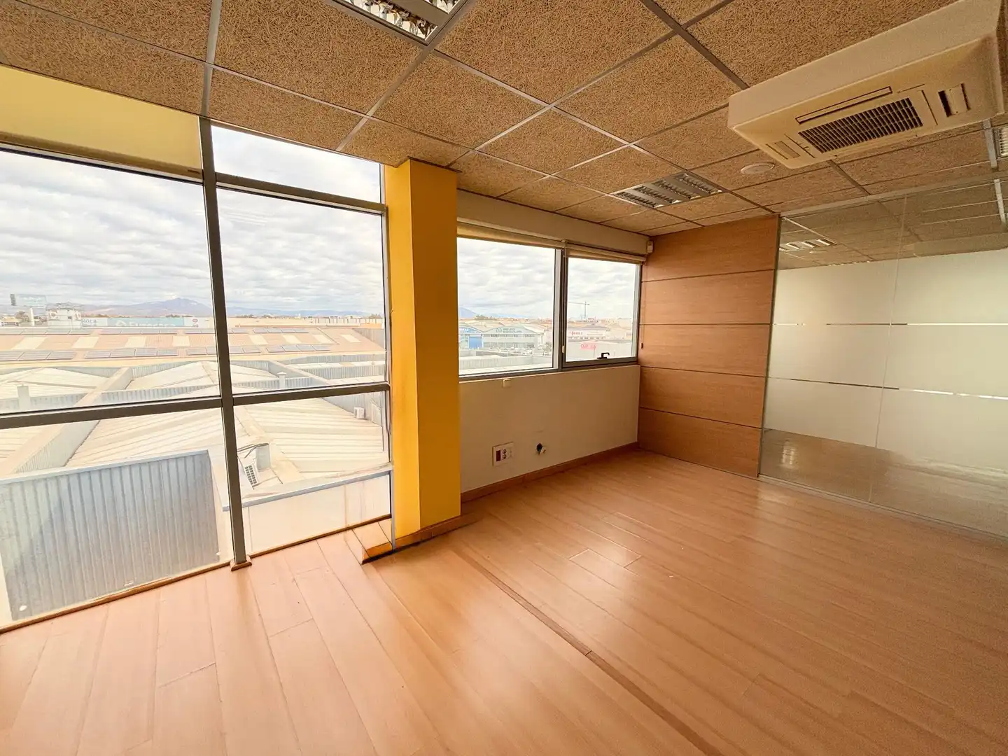 Office for sale in Alicante / Alacant  with Air Conditioner and Furnished