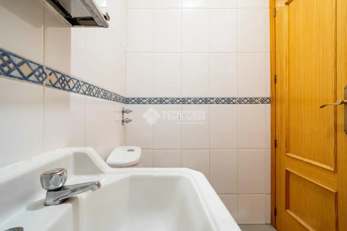 Bany de Pis en venda en Granada amb Balcó