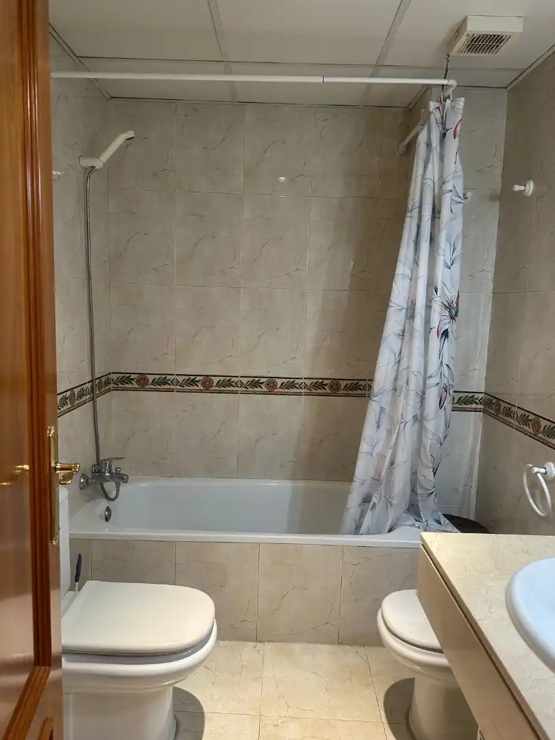 Baño de Piso de alquiler en Madrid con Aire acondicionado, Calefacción y Parquet