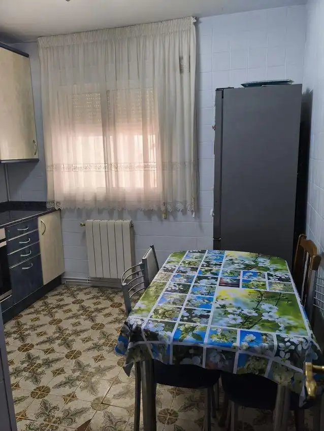 Menjador de Pis en venda en Burgos amb Calefacció i Moblat