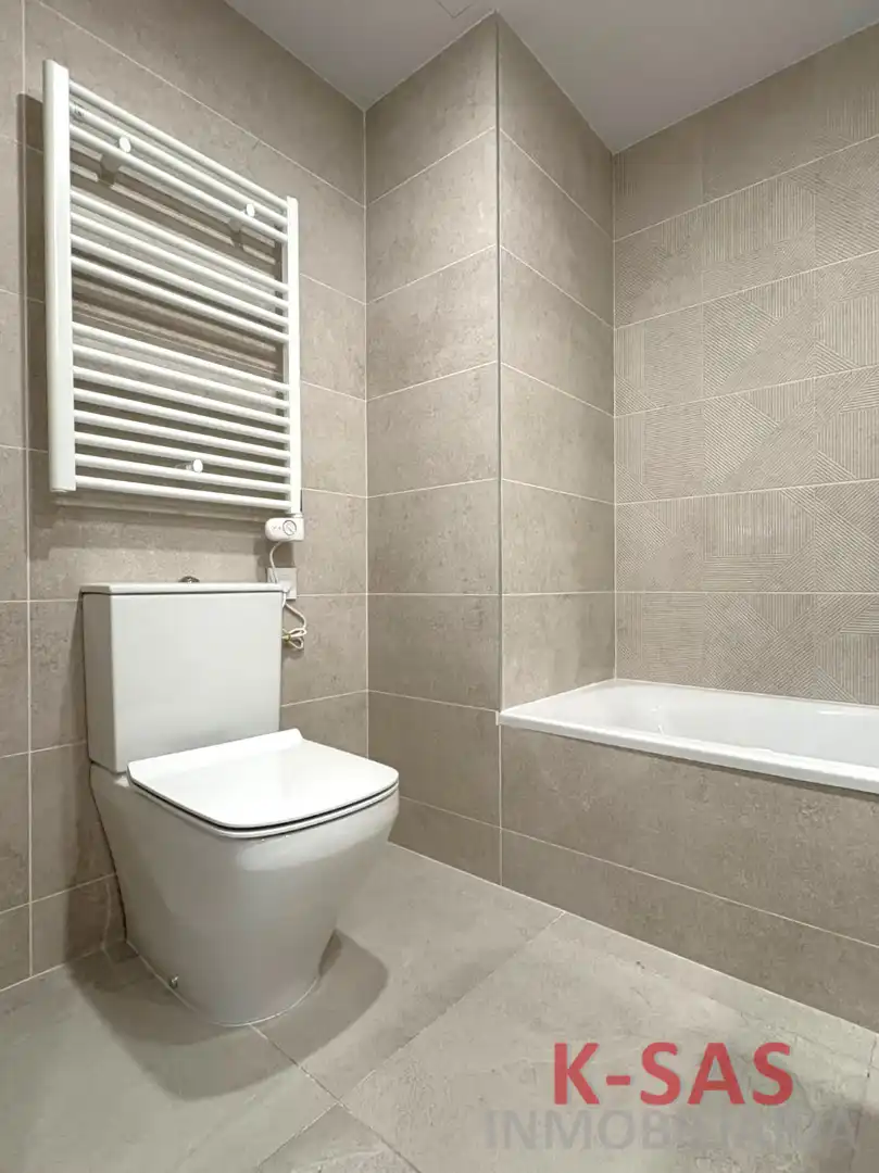 Bathroom of Flat for rent in Montesa