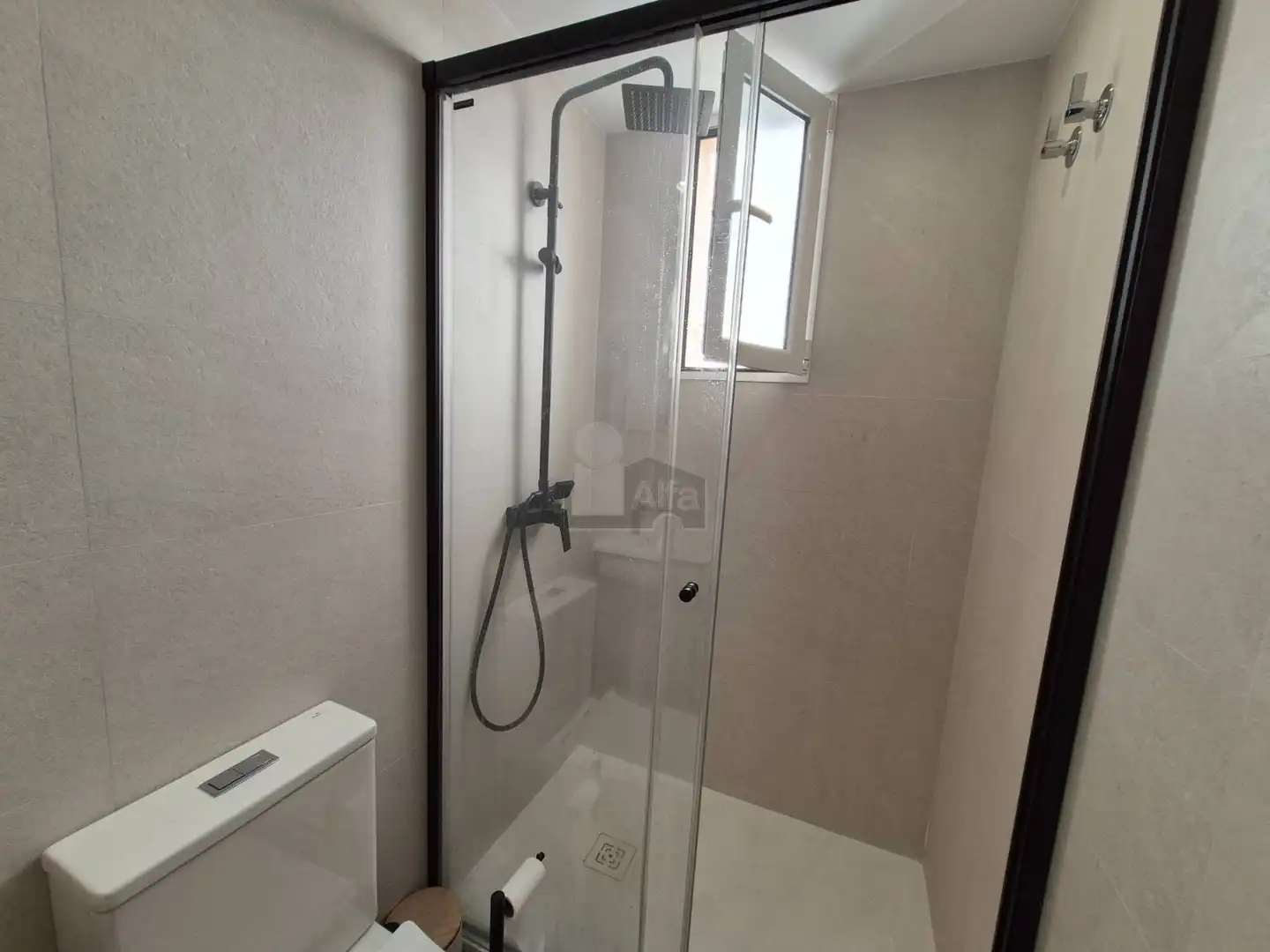 Bathroom of Attic for rent in Valencia  with Air Conditioner, Parquet flooring and Terrace