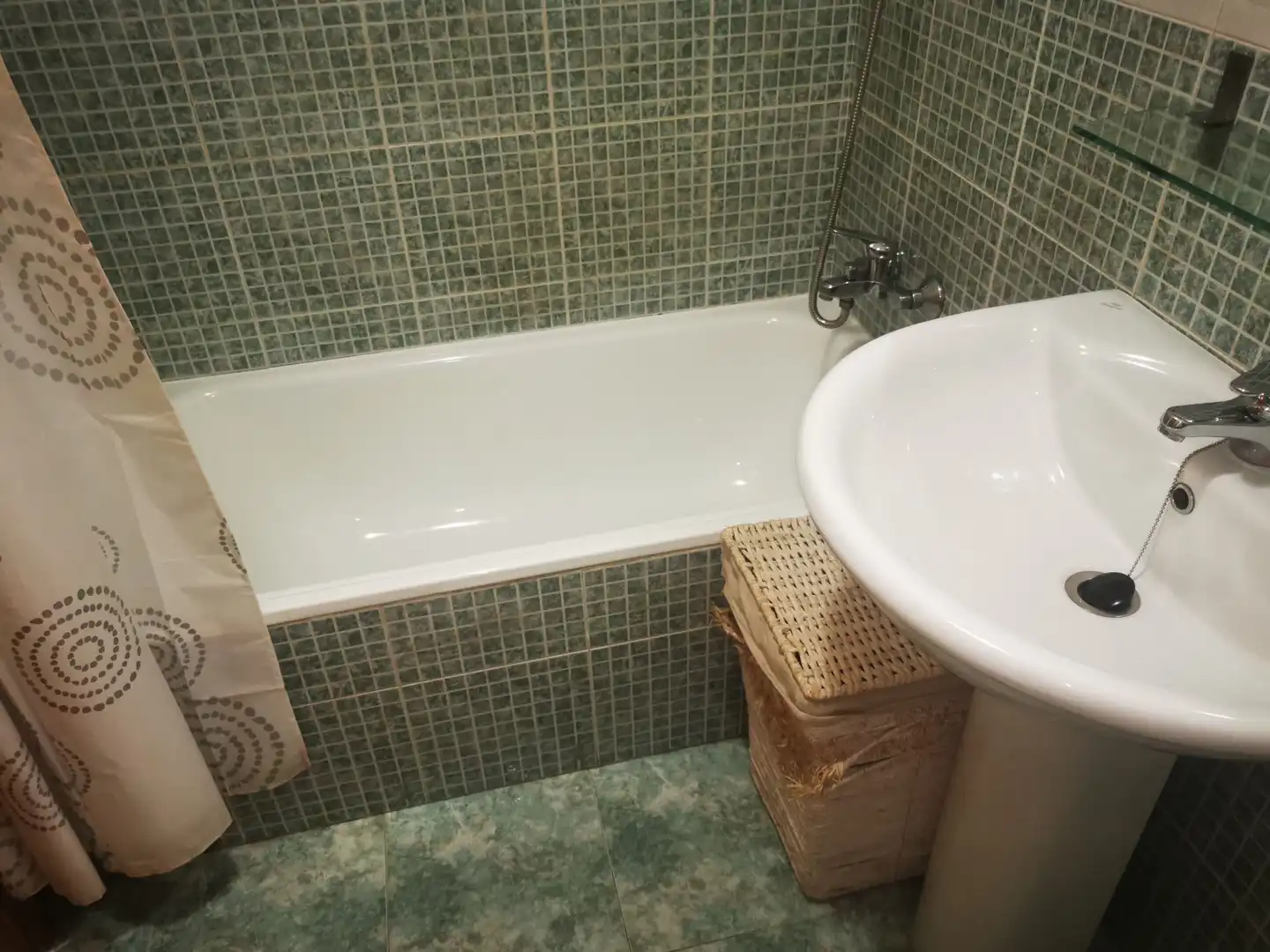 Baño de Apartamento de alquiler en Salamanca con Calefacción, Parquet y Amueblado