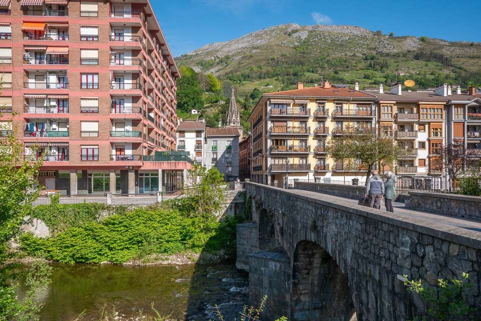 Vista exterior de Dúplex en venda en Azpeitia amb Calefacció, Traster i Balcó