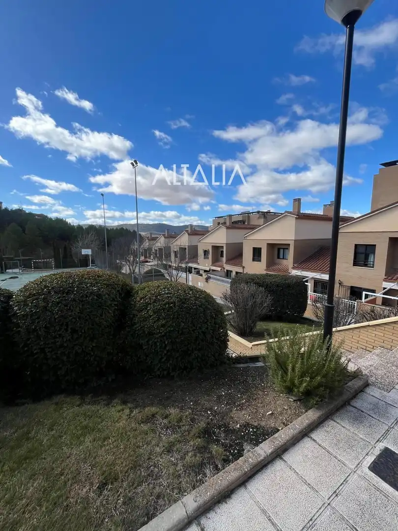 Vista exterior de Casa adosada en venta en Cuenca con Calefacción, Piscina y Piscina comunitaria