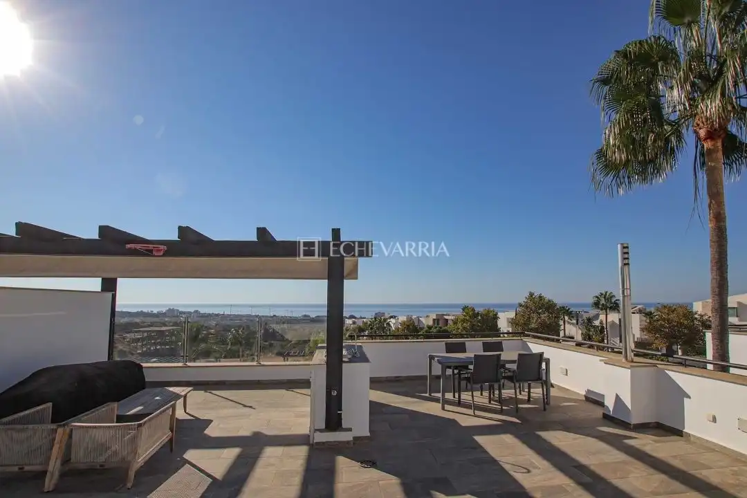 Terrassa de Casa adosada en venda en Marbella amb Aire condicionat, Calefacció i Jardí privat