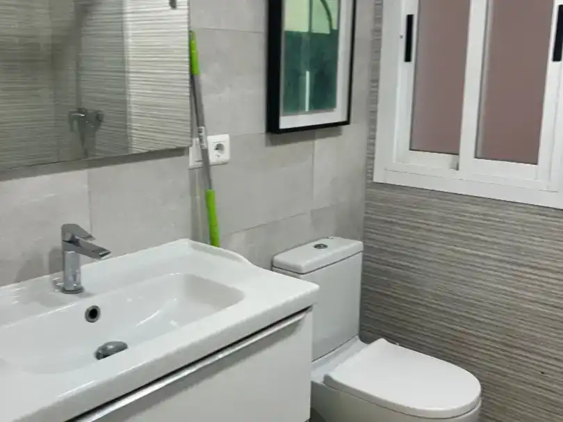 Badezimmer von Wohnung zur Miete in  Valencia Capital mit Klimaanlage
