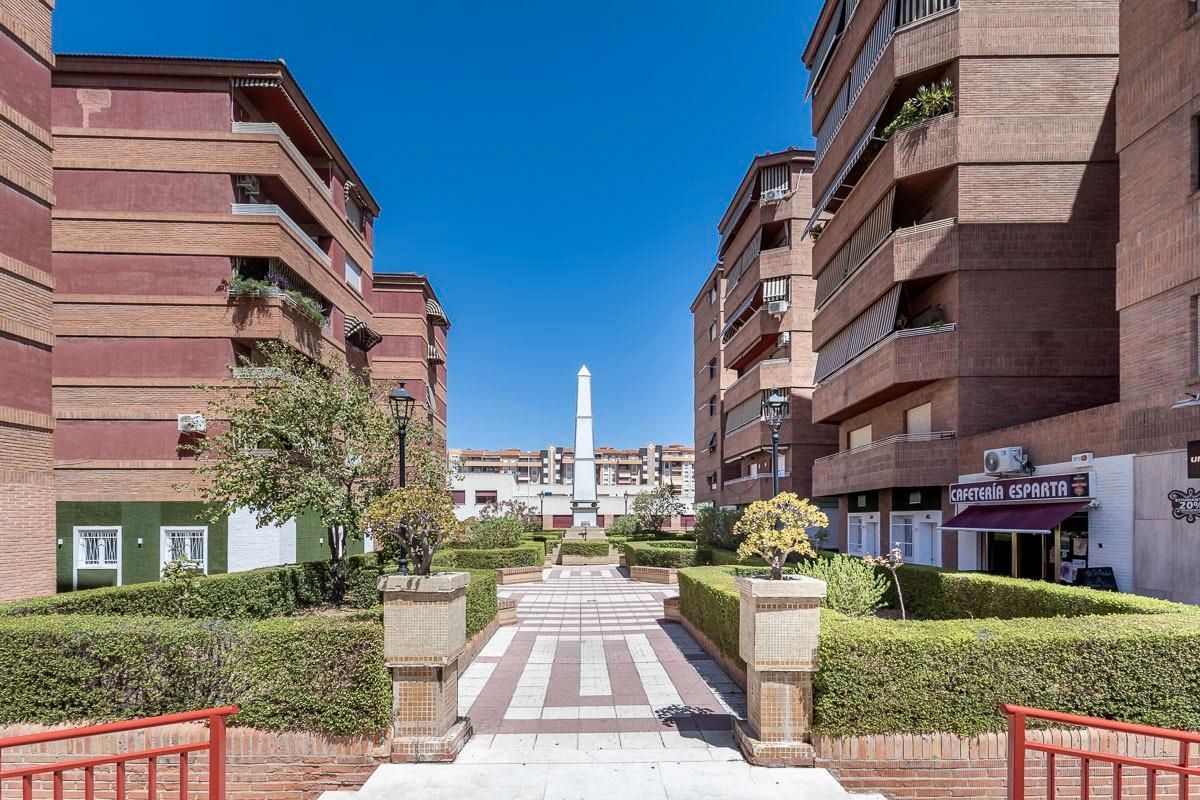 Vista exterior de Pis en venda en  Granada Capital amb Calefacció