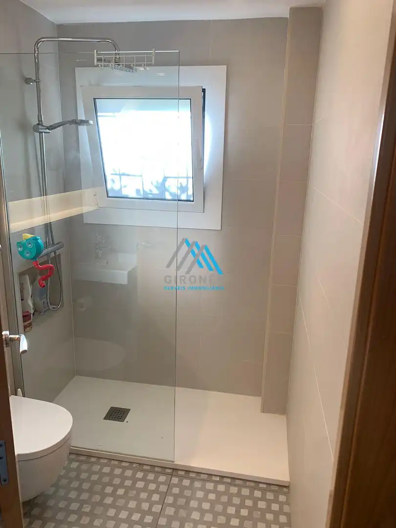 Bany de Apartament de lloguer en Sant Feliu de Guíxols amb Calefacció, Terrassa i Alarma