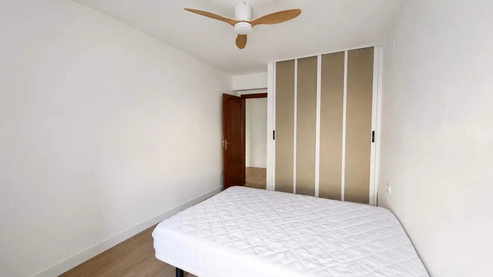 Bedroom of Flat for rent in Valencia  with Air Conditioner, Furnished and Balcony