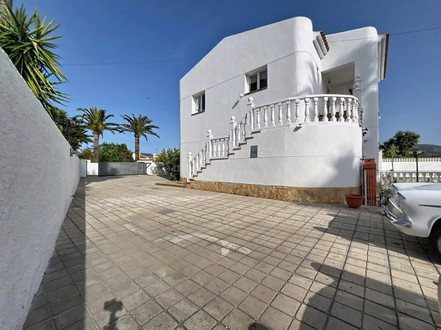 Vista exterior de Casa o xalet en venda en L'Alfàs del Pi amb Aire condicionat, Calefacció i Jardí privat