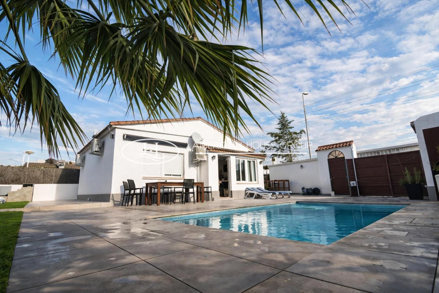Vista exterior de Casa o xalet en venda en Chiclana de la Frontera amb Jardí privat, Traster i Piscina