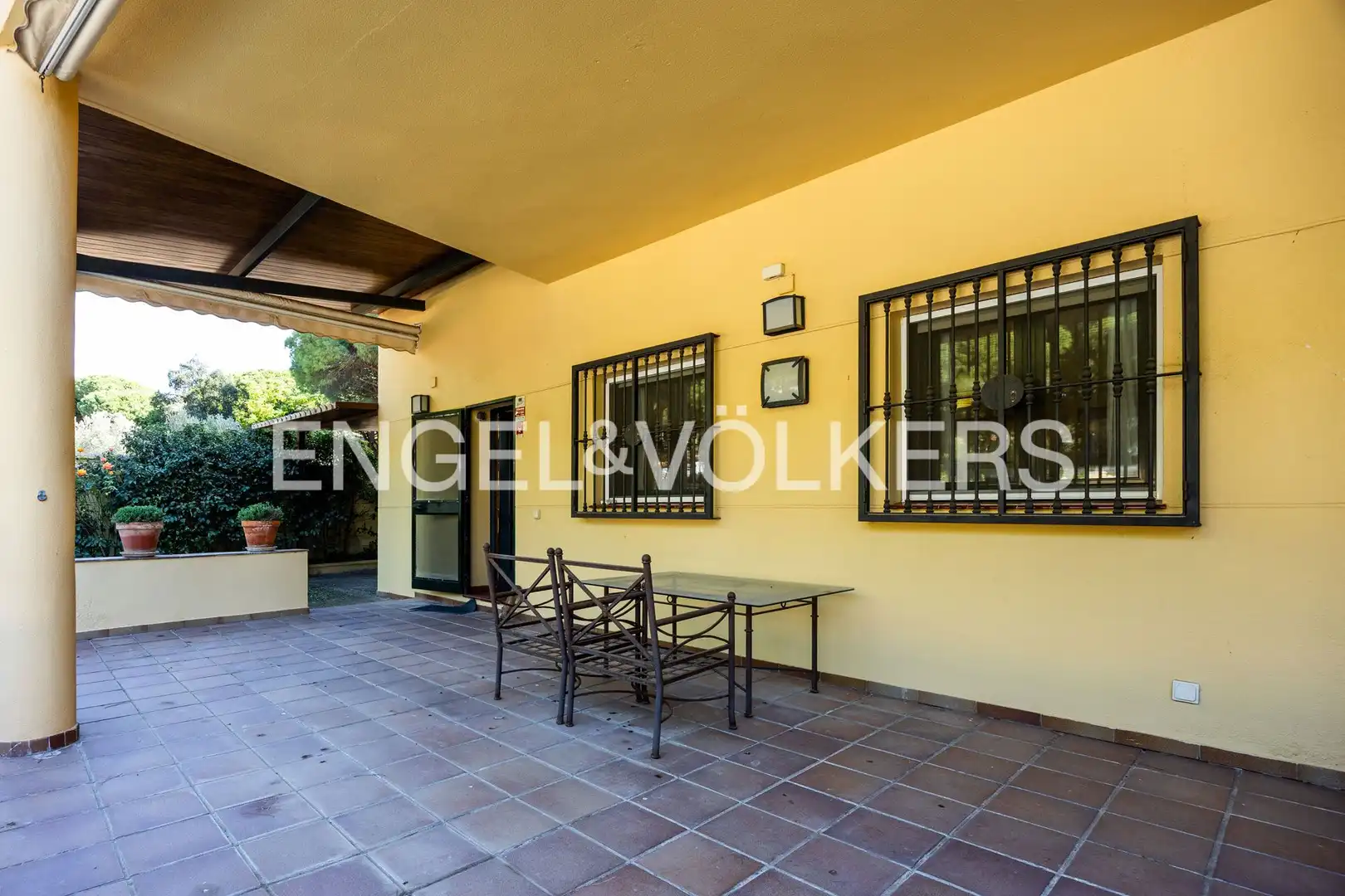 Vista exterior de Casa o xalet en venda en Chiclana de la Frontera amb Aire condicionat, Calefacció i Jardí privat