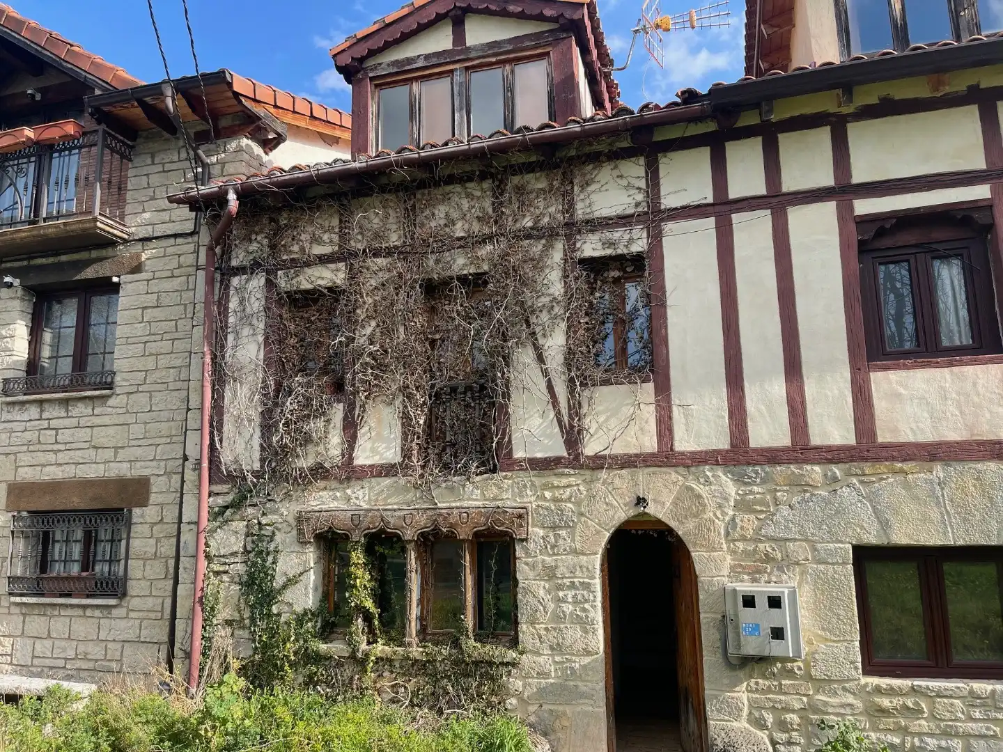 Vista exterior de Casa adosada en venda en Valle de Mena amb Terrassa