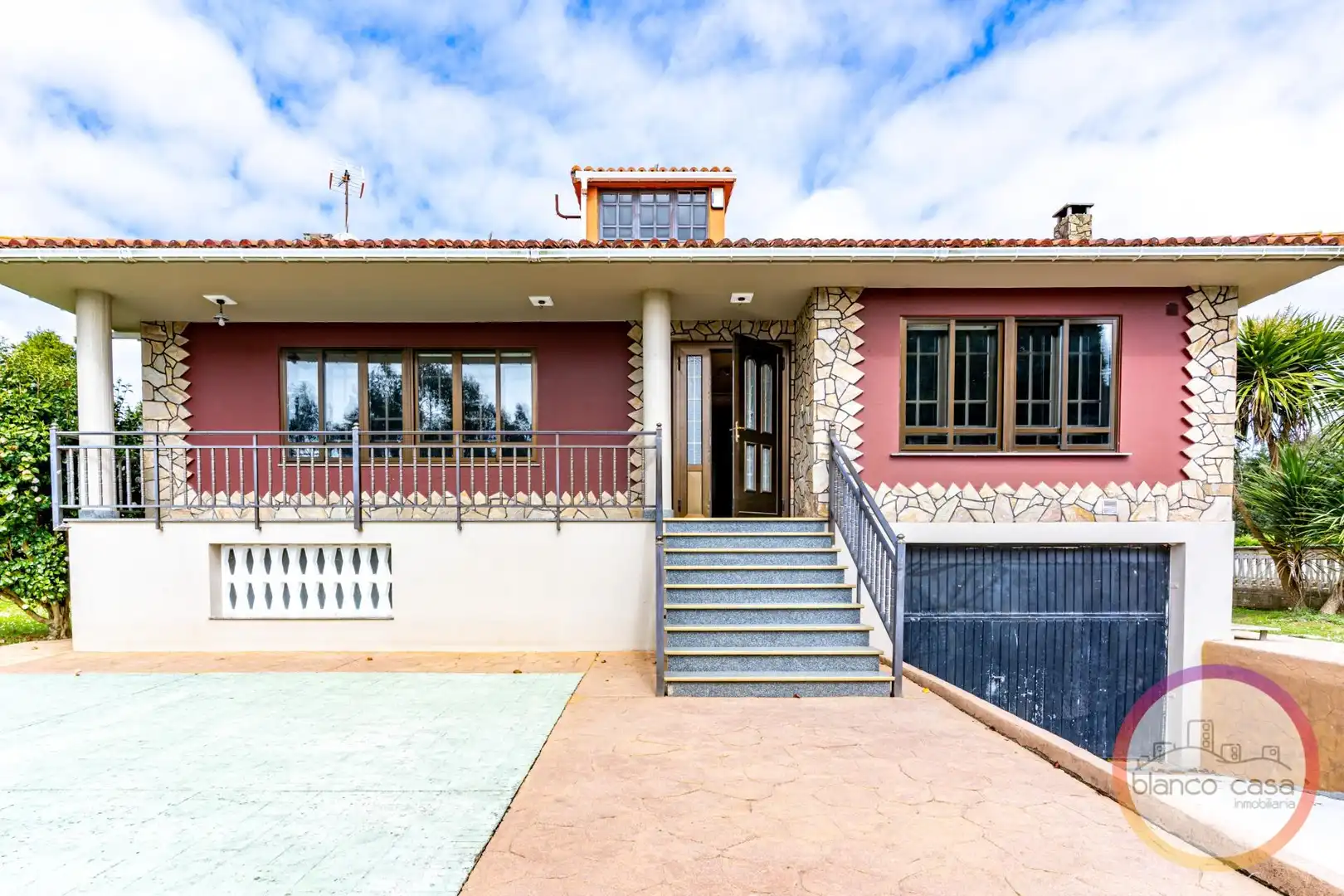 Vista exterior de Casa o chalet en venta en Carballo con Calefacción