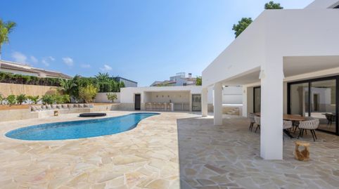 Elegante villa mediterránea con piscina, bar al aire libre y vistas al Montgó en Jávea