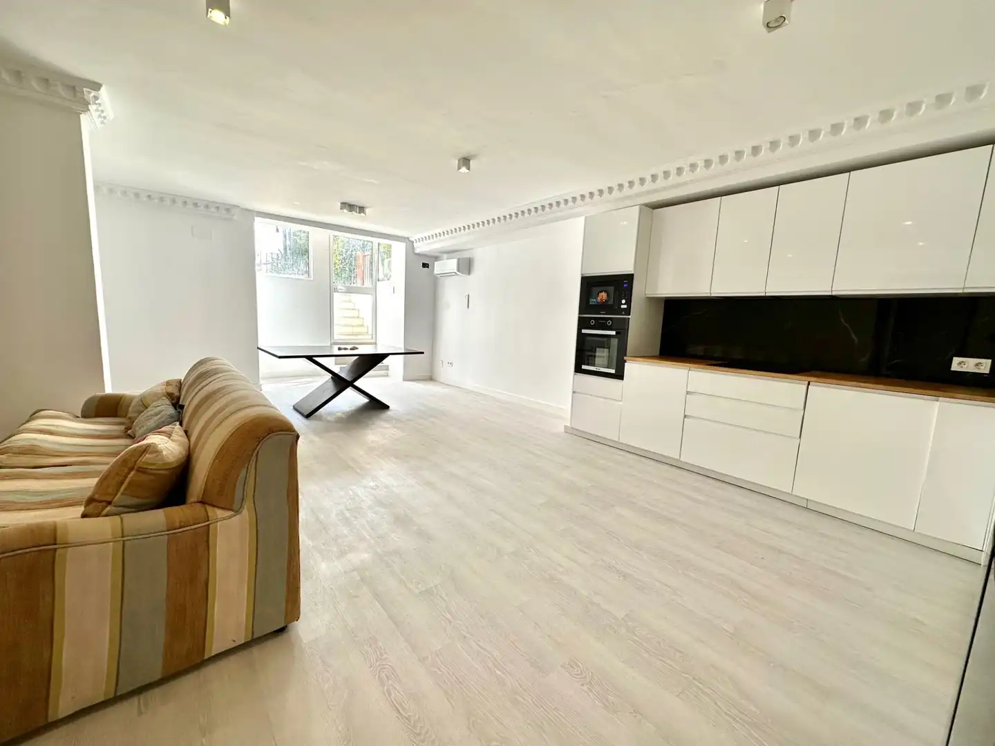 Einfamilien-Reihenhaus zum Verkauf in Marbella mit Klimaanlage, Privatgarten und Terrasse