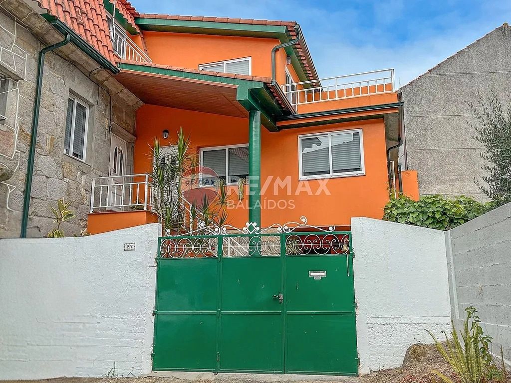 Vista exterior de Casa adosada en venda en Vigo  amb Calefacció, Jardí privat i Terrassa