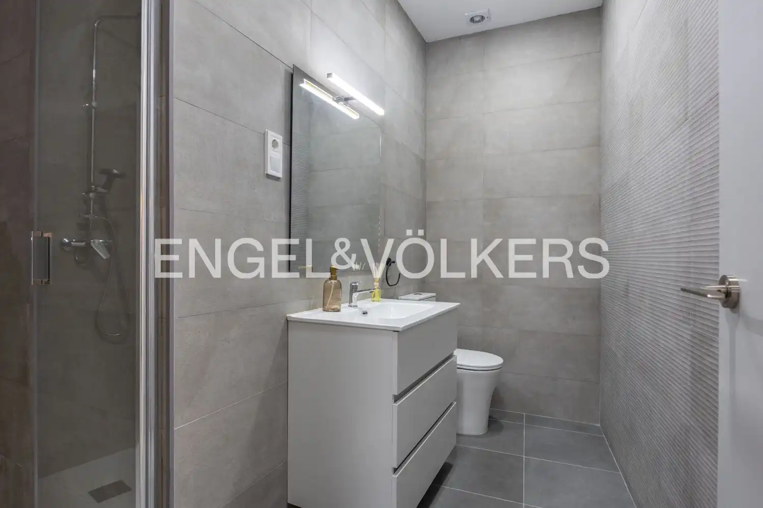 Bathroom of Flat for rent in Valencia  with Air Conditioner, Heating and Furnished