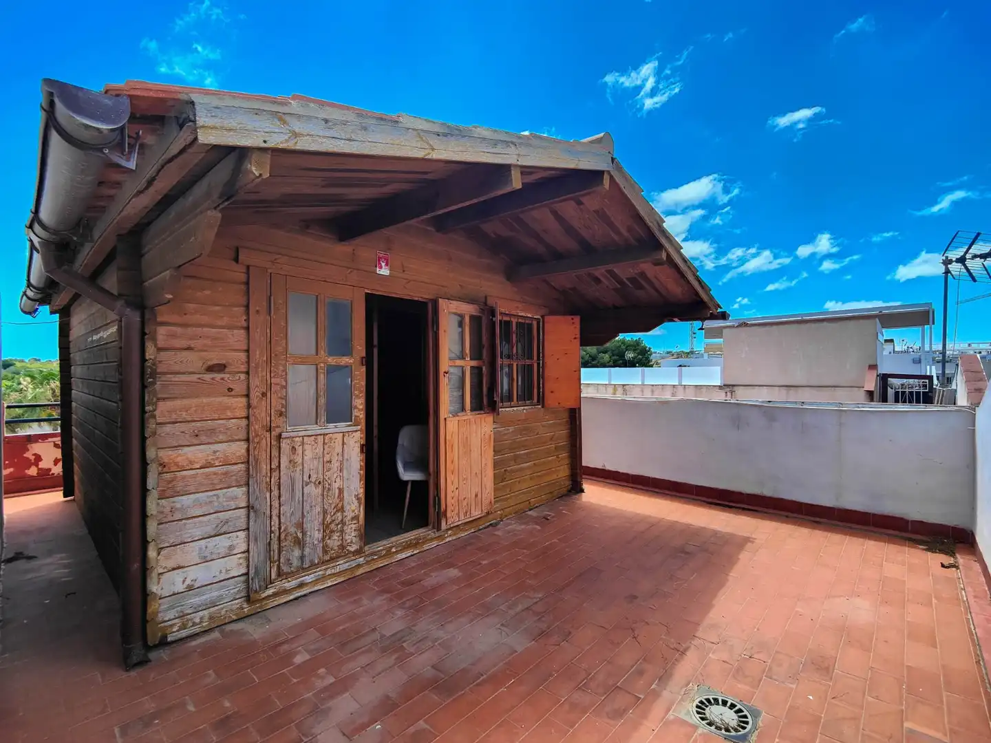 Außenansicht von Einfamilien-Reihenhaus zum Verkauf in Torrevieja mit Klimaanlage, Privatgarten und Terrasse