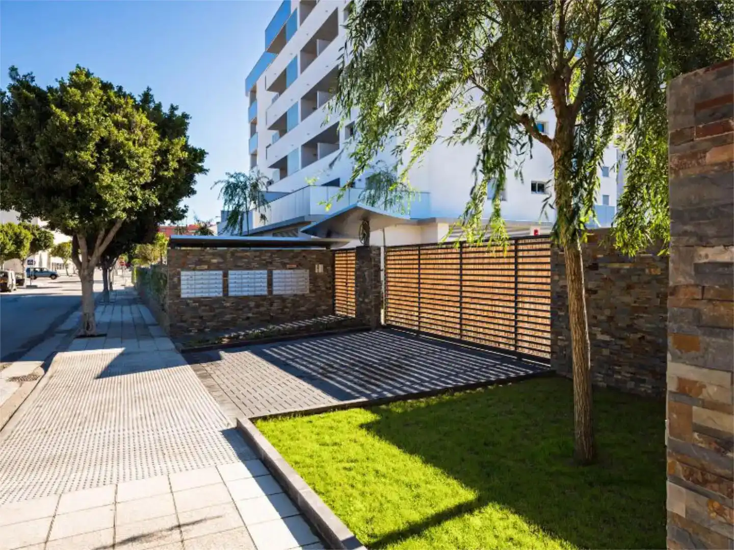 Aparcament de Pis en venda en Fuengirola amb Aire condicionat, Jardí privat i Parquet