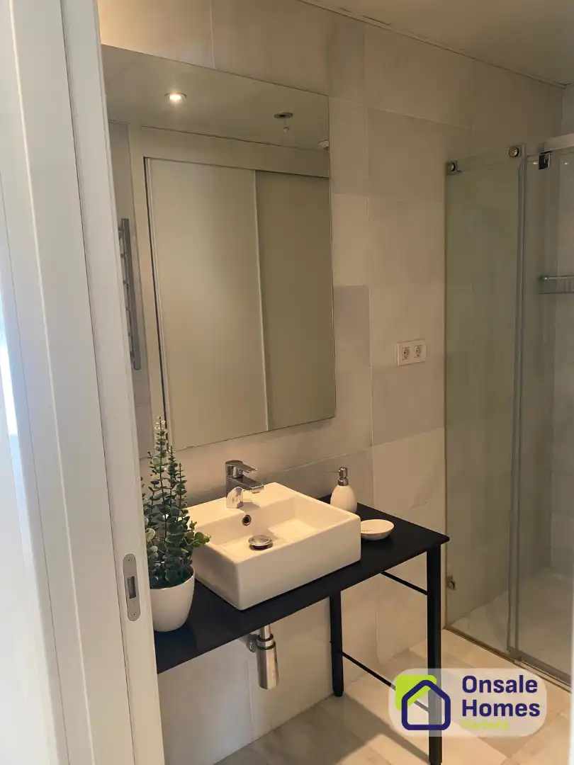 Badezimmer von Wohnung zum Verkauf in Marbella mit Klimaanlage, Terrasse und Abstellraum