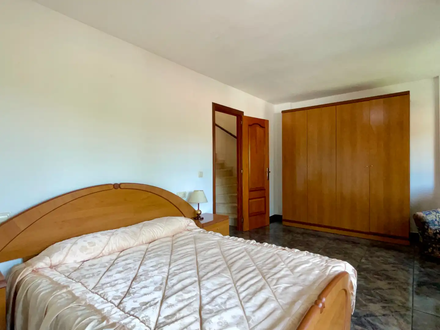 Schlafzimmer von Einfamilien-Reihenhaus zum Verkauf in Sant Vicenç de Montalt mit Klimaanlage, Heizung und Privatgarten