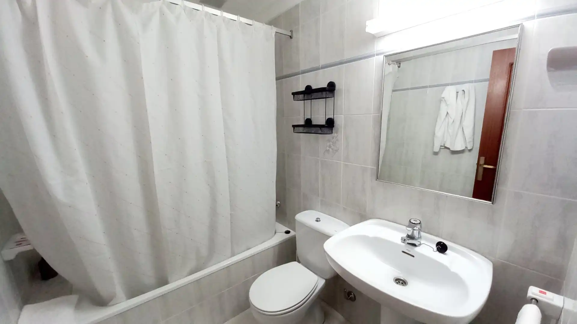 Baño de Estudio de alquiler en Llançà con Calefacción, Terraza y Amueblado