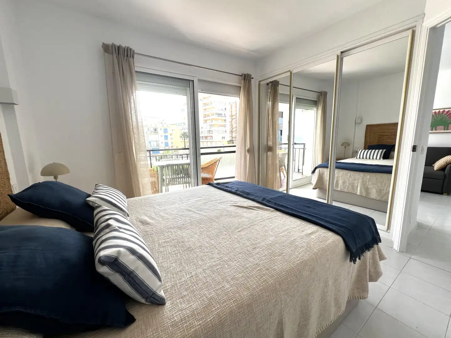 Dormitori de Apartament de lloguer en Fuengirola amb Aire condicionat, Calefacció i Jardí privat