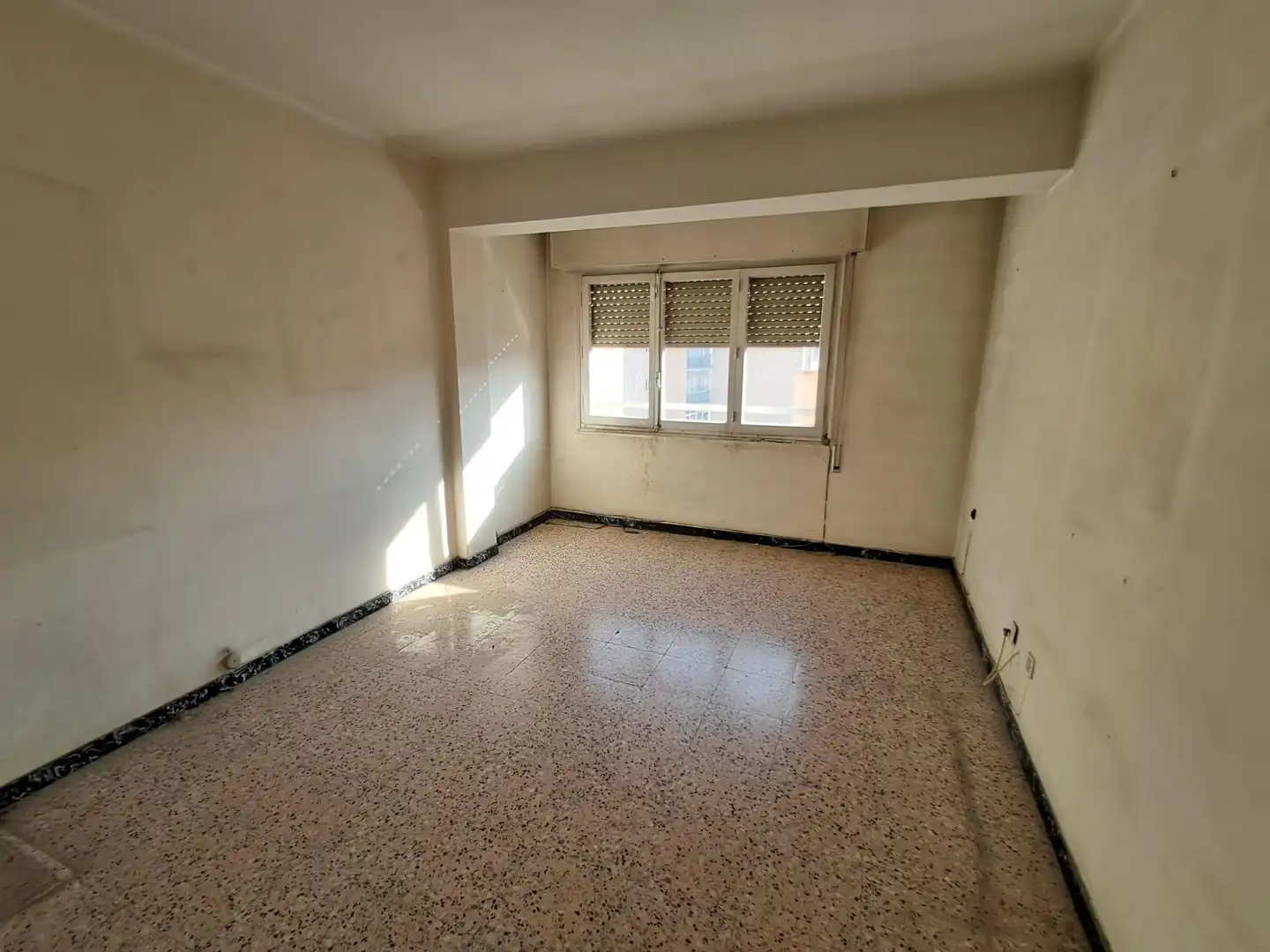 Piso con terraza en venta en Instituts - Universitat