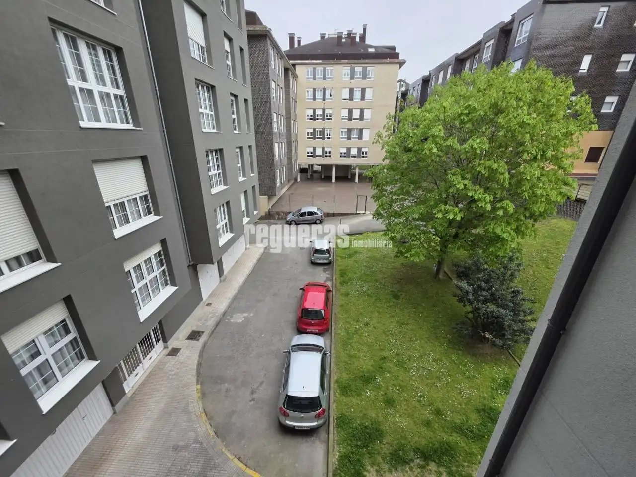 Vista exterior de Piso en venta en Avilés con Calefacción, Parquet y Terraza