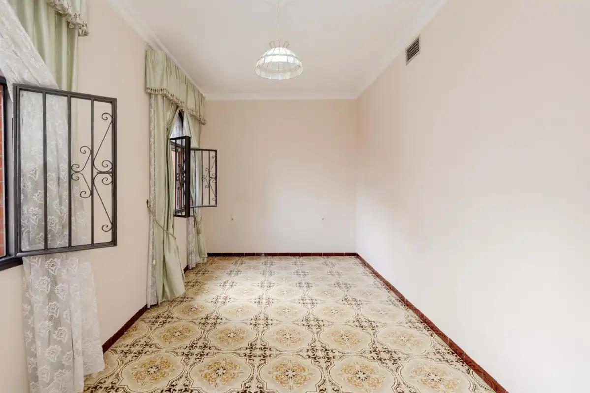 Menjador de Casa adosada en venda en Dos Hermanas amb Aire condicionat, Calefacció i Jardí privat