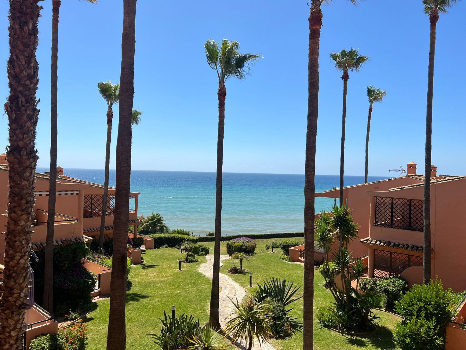 Jardí de Apartament de lloguer en Estepona amb Aire condicionat, Terrassa i Piscina