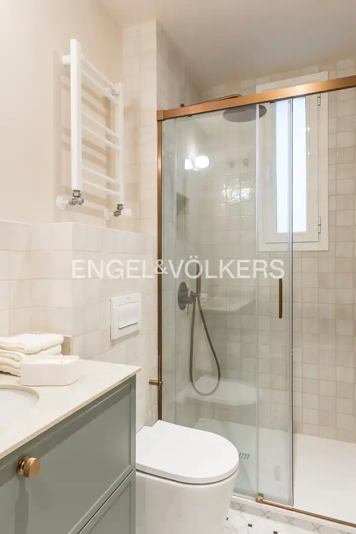 Badezimmer von Wohnung zum Verkauf in Madrid mit Klimaanlage, Heizung und Parkett