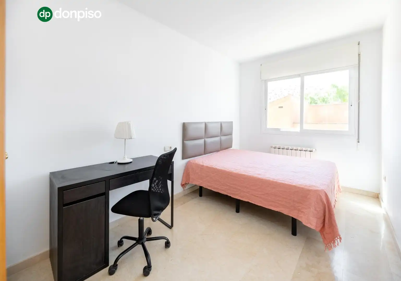 Habitación de Casa adosada en venta en Granada con Aire acondicionado, Calefacción y Piscina comunitaria