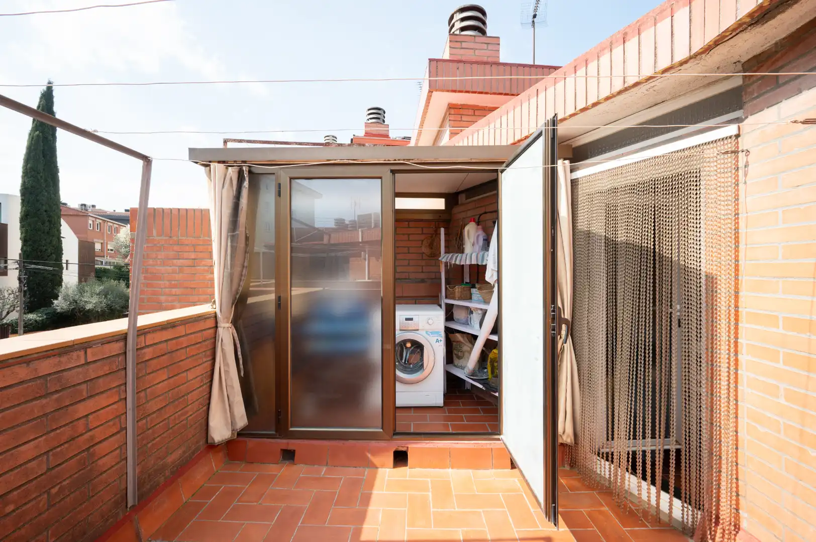 Terrasse von Einfamilien-Reihenhaus zum Verkauf in Sant Cugat del Vallès mit Klimaanlage, Heizung und Privatgarten