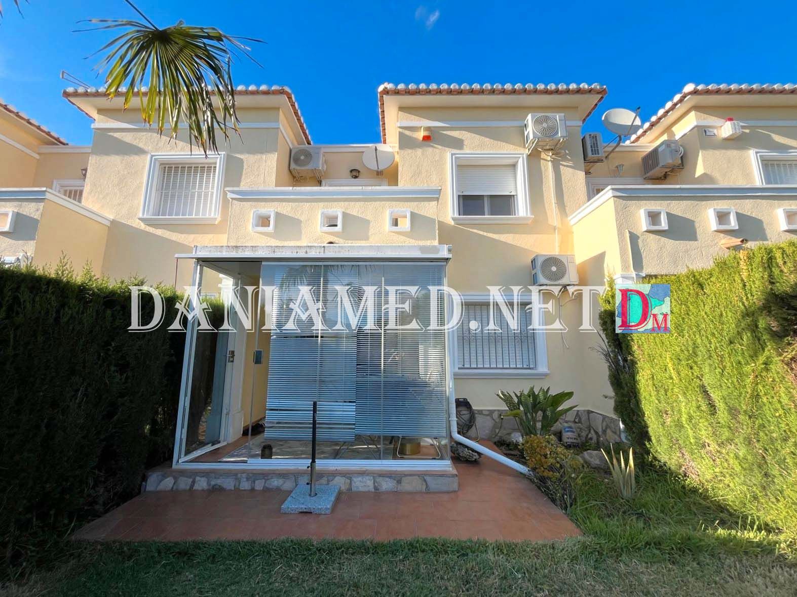 Vista exterior de Casa adosada en venda en Dénia amb Aire condicionat, Calefacció i Jardí privat
