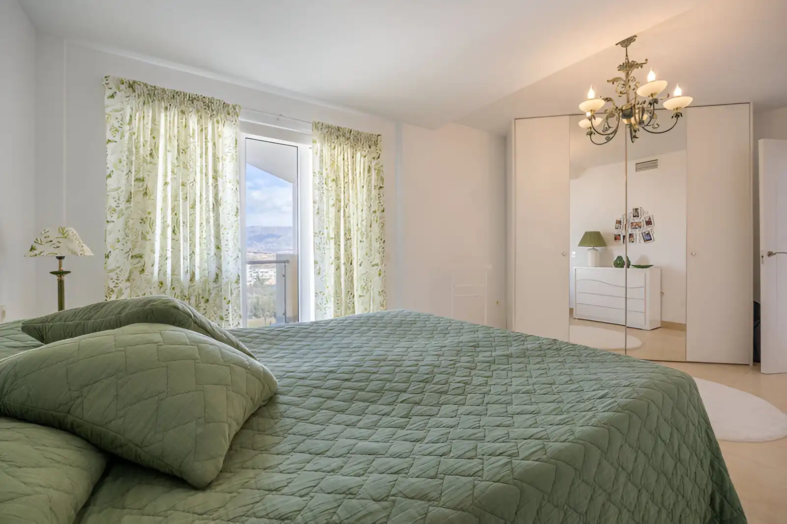 Schlafzimmer von Erdgeschoss zum Verkauf in Mijas mit Klimaanlage, Terrasse und Schwimmbad