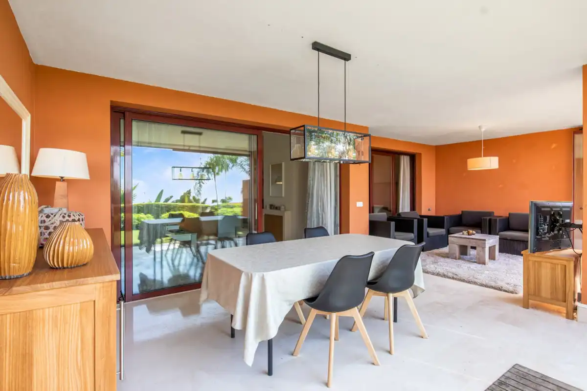 Menjador de Apartament de lloguer amb opció a compra en Benahavís amb Aire condicionat, Jardí privat i Moblat