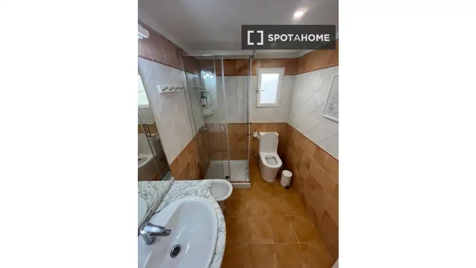 Baño de Piso de alquiler en Valencia con Aire acondicionado, Calefacción y Amueblado