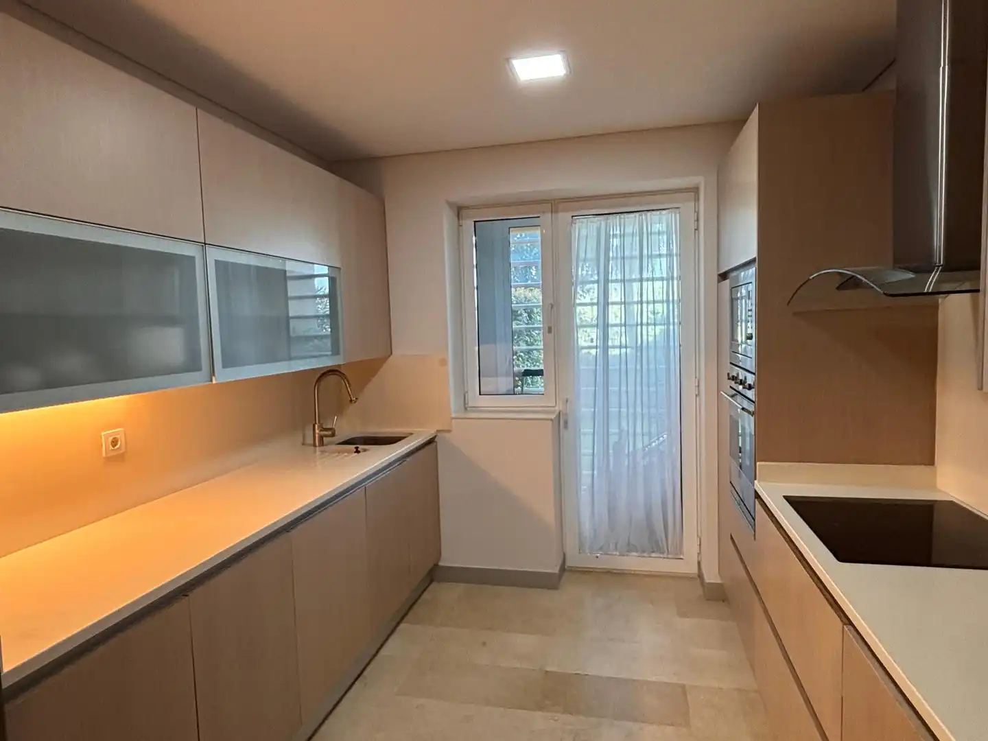 Küche von Wohnung zum Verkauf in Sotogrande mit Klimaanlage, Heizung und Privatgarten