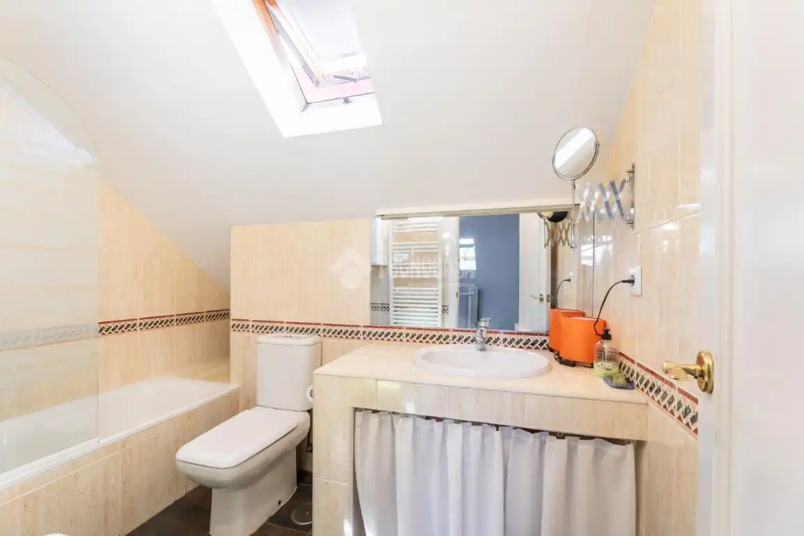 Baño de Piso en venta en Torrelodones con Aire acondicionado